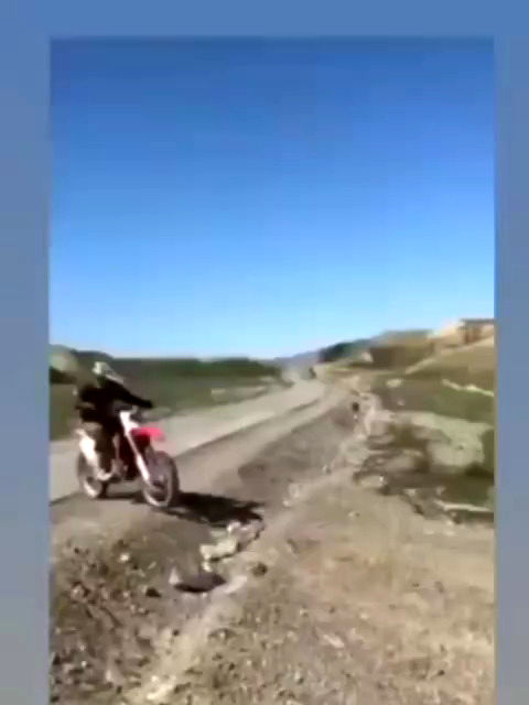 لحظه عجیب بالا رفتن یک موتورسوار از کوه