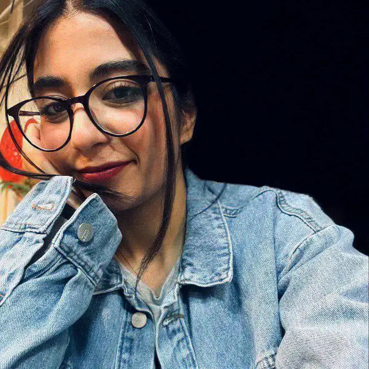   تصویر موهای روی تشک صورتی، متعلق به پرنیا است 