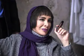 قابی قدیمی از افسانه بایگان و رضا عطاران در پشت صحنه یک فیلم