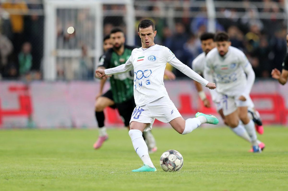 ستاره استقلال را با نوشابه زدند!