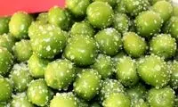 واکنش جالب یک بلاگر خارجی بعد از خوردن گوجه سبز!
