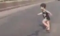 اقدام قهرمانانه کارمند شجاع در نجات یک کودک