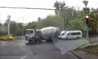 تصادف هولناک در چهارراه؛ پرتاب خودرو به آسمان!
