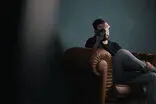 ۵ نشانه اضطراب در مردان که نباید عادی تلقی شوند