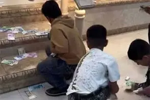 جنگ بچه‌ها برای جمع کردن شاباش عروسی!