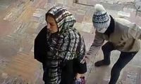 لحظه هولناک سرقت دستبند طلا از یک زن جوان