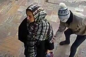لحظه هولناک سرقت دستبند طلا از یک زن جوان