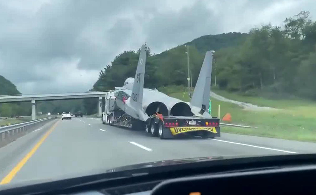 تصاویر خبرساز از حملونقل جنگنده F15 وسط اتوبان!