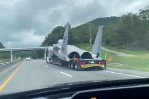 تصاویر خبرساز از حمل‌و‌نقل جنگنده F15 وسط اتوبان!