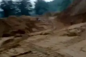 لحظه عجیب نجات یک انسان از رانش زمین در هند