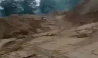 لحظه عجیب نجات یک انسان از رانش زمین در هند