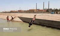 فرار اهوازی‌ها از گرما به آب‌های گل‌آلود کانال