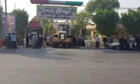 کارگران طلبکار ورودی شهرداری آبادان را بستند