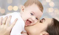 به این دلایل کودکتان را زیاد ببوسید!