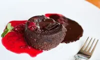 کیکی که مانند آتشفشان فوران می کند