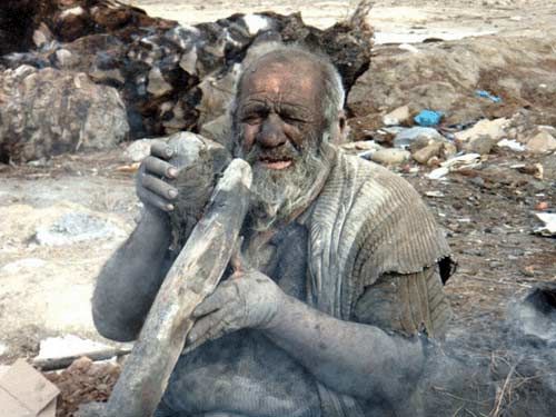 انسان غارنشین زنده در شیراز! / عکس