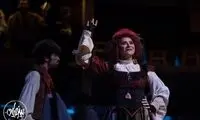 نوید محمدزاده و پارسا پیروزفر در نمایش «بینوایان»