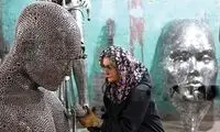 این زن هنرمند با ضایعات خودرو، جادو می‌کند