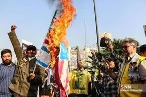 بنر نصب شده در مرکز تهران جلب توجه کرد