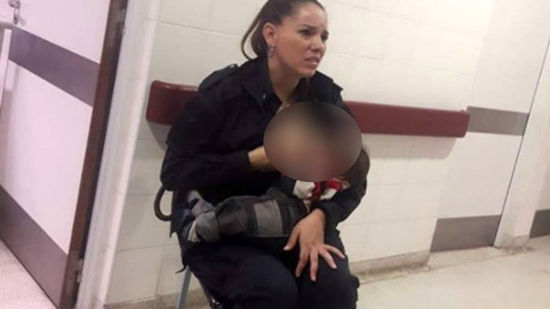 حرکت شجاعانه و انسان دوستانه یک پلیس زن؛ شیر دادن به نوزادی ناشناس