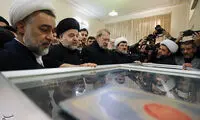 وداع لاریجانی و سیدحسن با پیکر آیت‌ الله