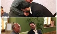 بوسه آذری‌جهرمی بر دستان آموزگارش