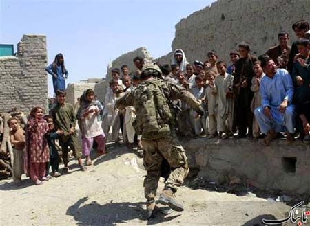 رقص عجیب سرباز آمریکایی بین افغان ها