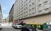 تجمع شماری از مخالفان در محل مذاکرات برجام