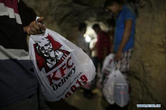 انتقال KFC به غزه از تونل‌ زیر زمینی +عکس