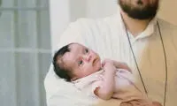 سید احمد خمینی در آغوش پدر +عکس