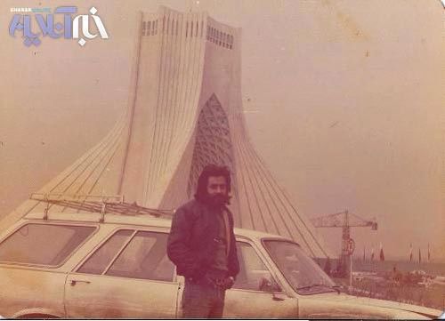 عکس روز: خسرو شکیبایی در کنار برج آزادی