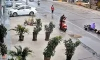 بی‌توجهی به زن موتورسواری که زمین خورد!