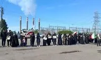 مردم در مقابل نیروگاه برق نکا زنجیره انسانی تشکیل دادند