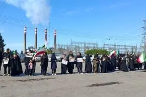 مردم در مقابل نیروگاه برق نکا زنجیره انسانی تشکیل دادند