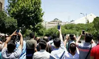 جماعت موبایل به دست در اطراف مجلس!