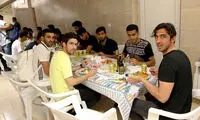 تصویری از افطاری استقلالی ها بعد از تمرین
