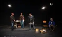 بازیگر زخم کاری به روی صحنه تئاتر می‌رود
