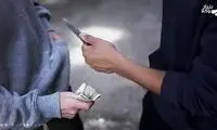 لحظه زورگیری مسلحانه از دختر جوان در وسط شهر!