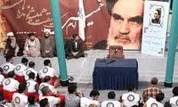 «کبوترصلح» در دستان یادگار امام (ره) +عکس