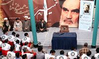 «کبوترصلح» در دستان یادگار امام (ره) +عکس