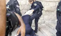 زن فلسطینی زیر لگد یک اسرائیلی +عکس