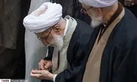 عطر زدن آیت‌الله جنتی در نماز جمعه دیروز تهران