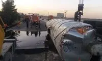 تانکر قیر در اتوبان آزادگان اصفهان واژگون شد