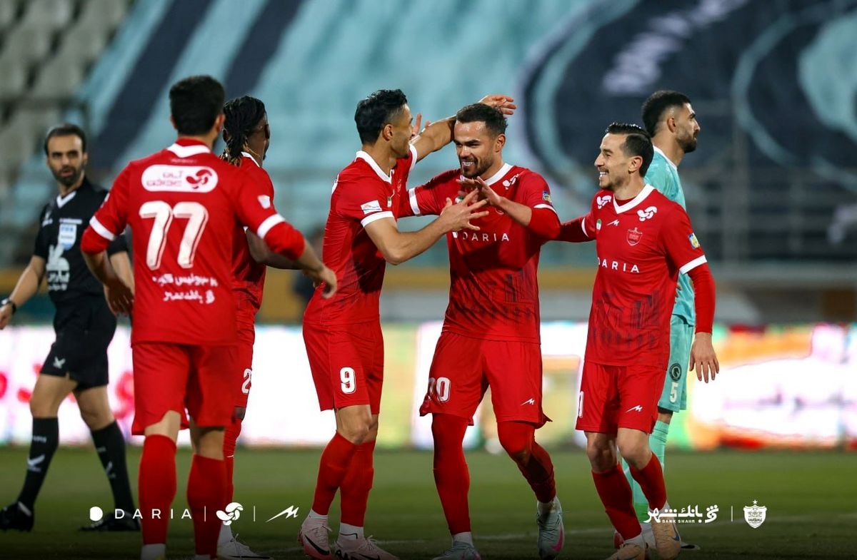 مهاجم پرسپولیس، اورونوف را به دنیای مدلینگ برد