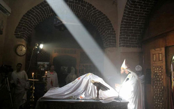 پدیده نجومی نادر در یک کلیسای مصری