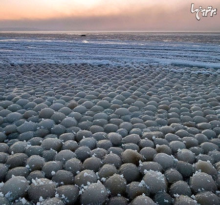 این ساحل زمستان ها توپ های یخی می‌سازد