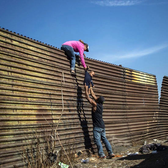 عکس جالب تایم از تلاش یک خانواده مهاجر