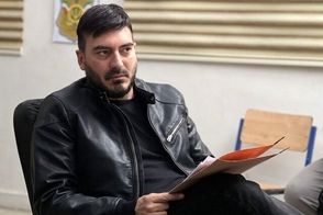 جدیدترین عکس نیما شاهرخ‌شاهی در حیاط دلبازِ خانه‌اش
