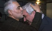بوسه سردار سلیمانی بر پیشانی ابراهیم حاتمی‌کیا