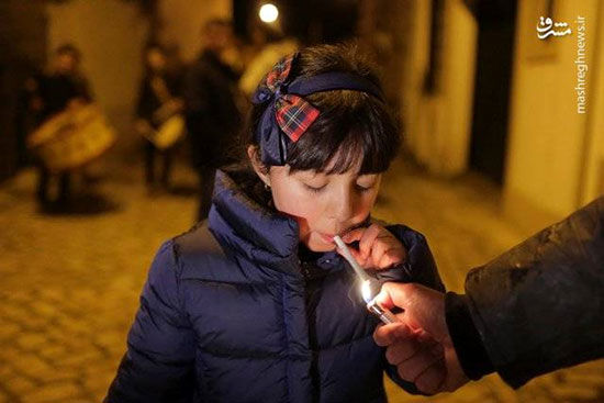 مراسم جنجالی سیگار کشیدن کودکان